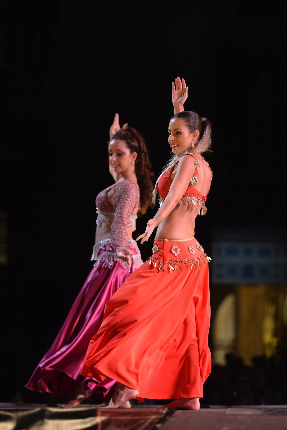 Con la plaza Belluga como escenario, medio centenar de festeros rememoran la conversión cristiana de Murcia.