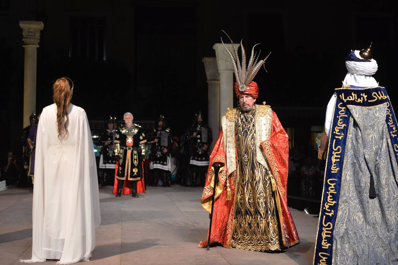 Con la plaza Belluga como escenario, medio centenar de festeros rememoran la conversión cristiana de Murcia.