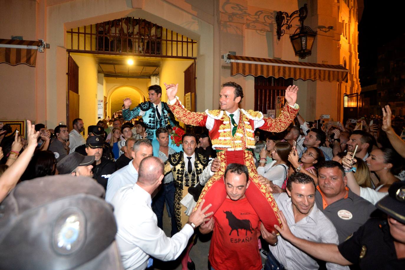 Enrique Ponce se marcha con un trofeo en la corrida del marte de la Feria de Murcia.