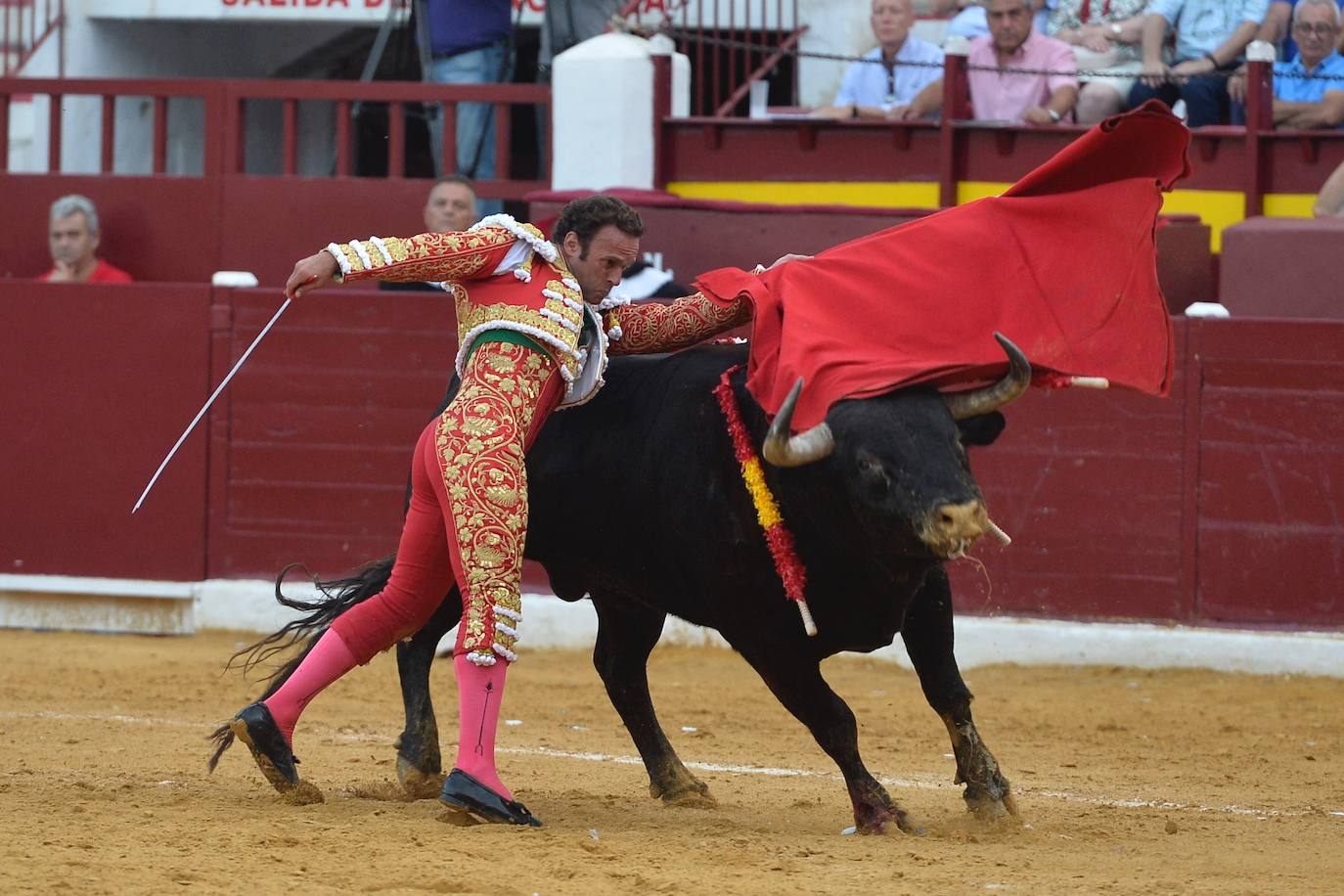 Enrique Ponce se marcha con un trofeo en la corrida del marte de la Feria de Murcia.