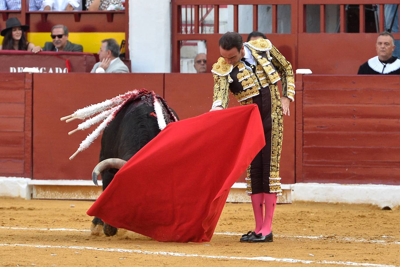 Enrique Ponce se marcha con un trofeo en la corrida del marte de la Feria de Murcia.