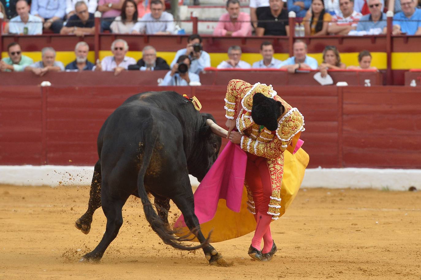 Enrique Ponce se marcha con un trofeo en la corrida del marte de la Feria de Murcia.