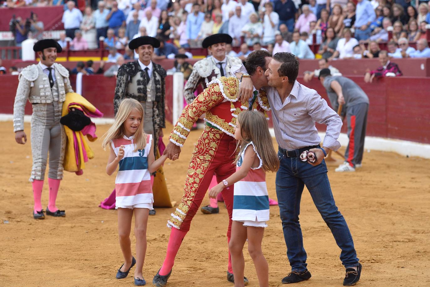 Enrique Ponce se marcha con un trofeo en la corrida del marte de la Feria de Murcia.