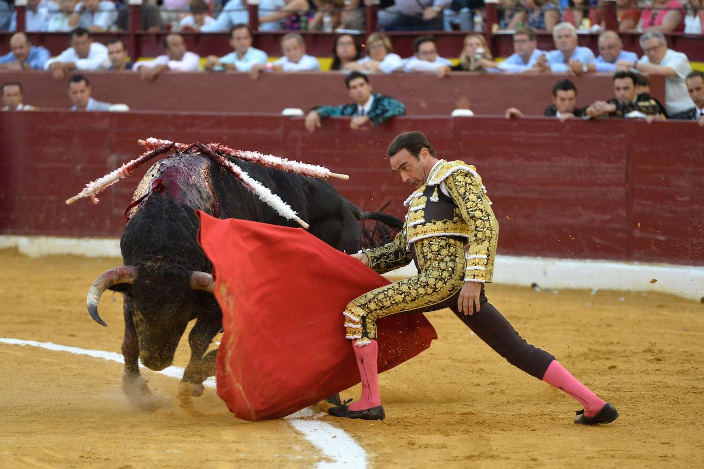 Enrique Ponce se marcha con un trofeo en la corrida del marte de la Feria de Murcia.