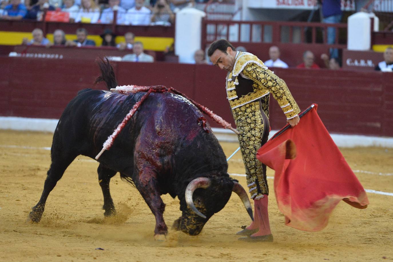 Enrique Ponce se marcha con un trofeo en la corrida del marte de la Feria de Murcia.