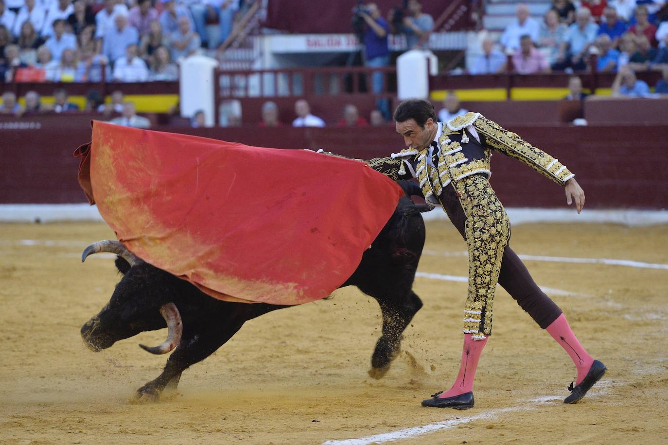 Enrique Ponce se marcha con un trofeo en la corrida del marte de la Feria de Murcia.