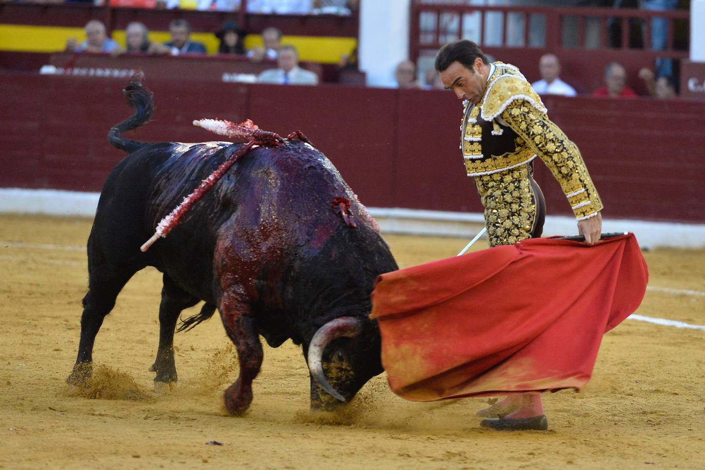 Enrique Ponce se marcha con un trofeo en la corrida del marte de la Feria de Murcia.