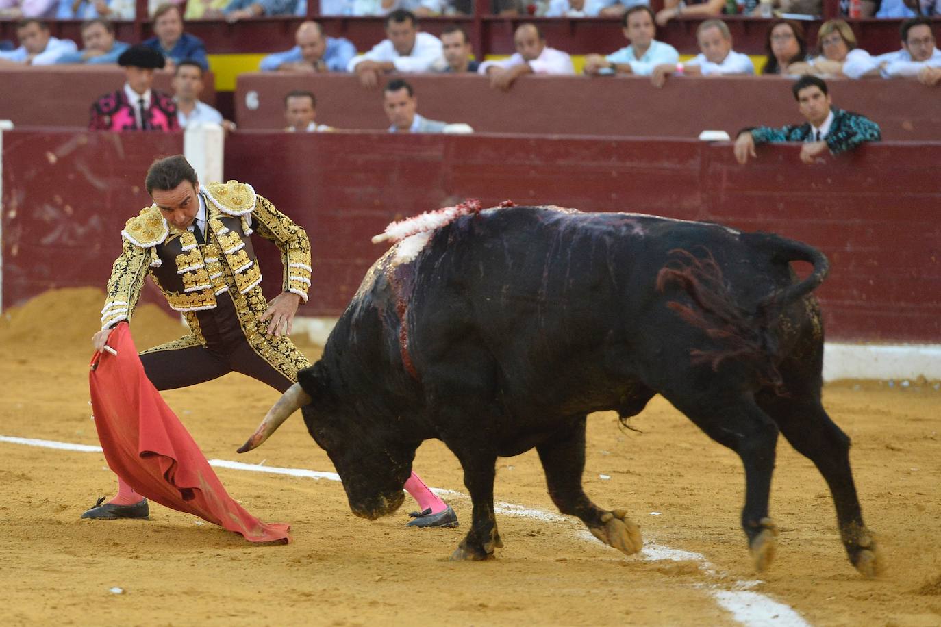 Enrique Ponce se marcha con un trofeo en la corrida del marte de la Feria de Murcia.