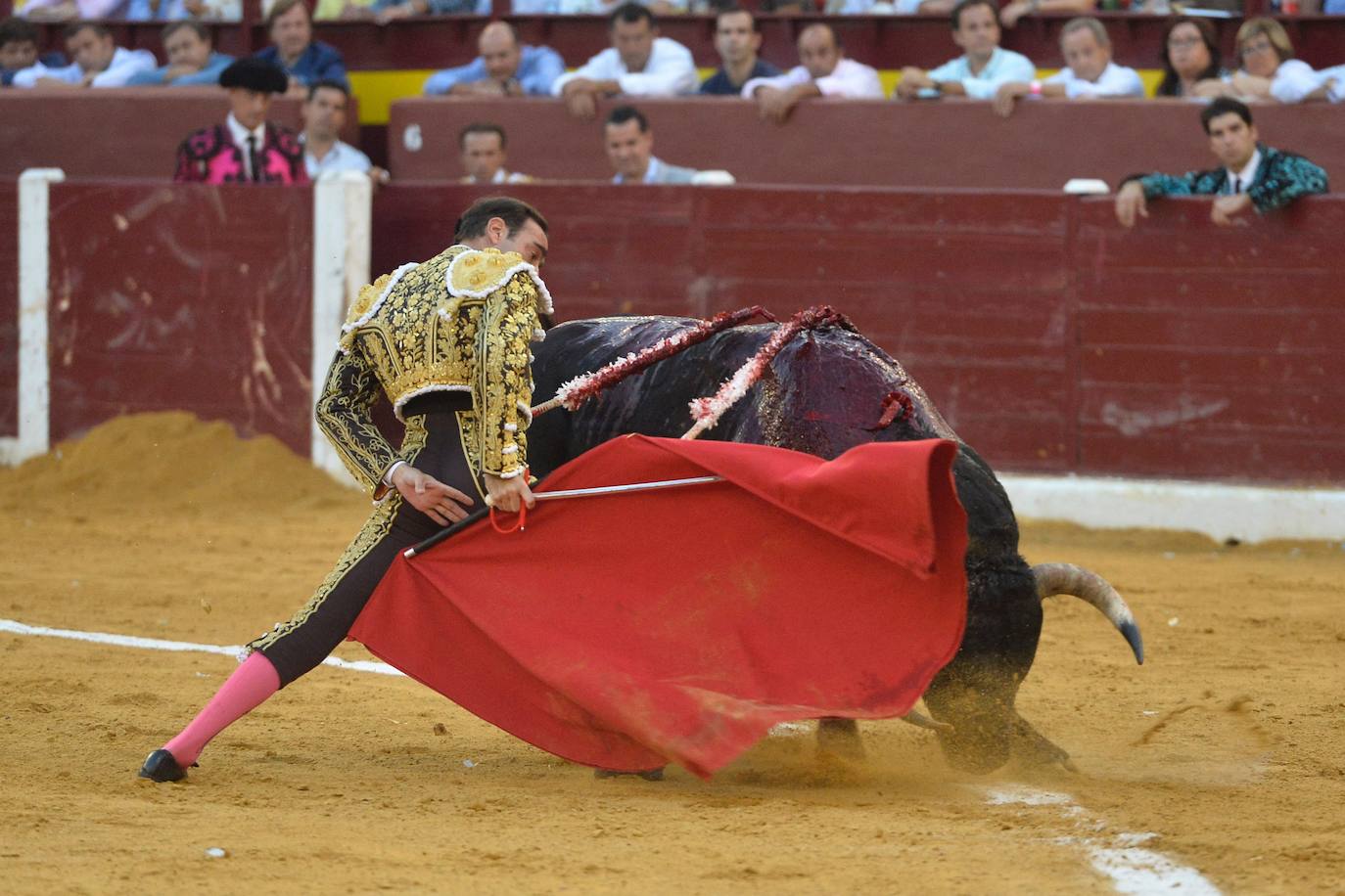 Enrique Ponce se marcha con un trofeo en la corrida del marte de la Feria de Murcia.