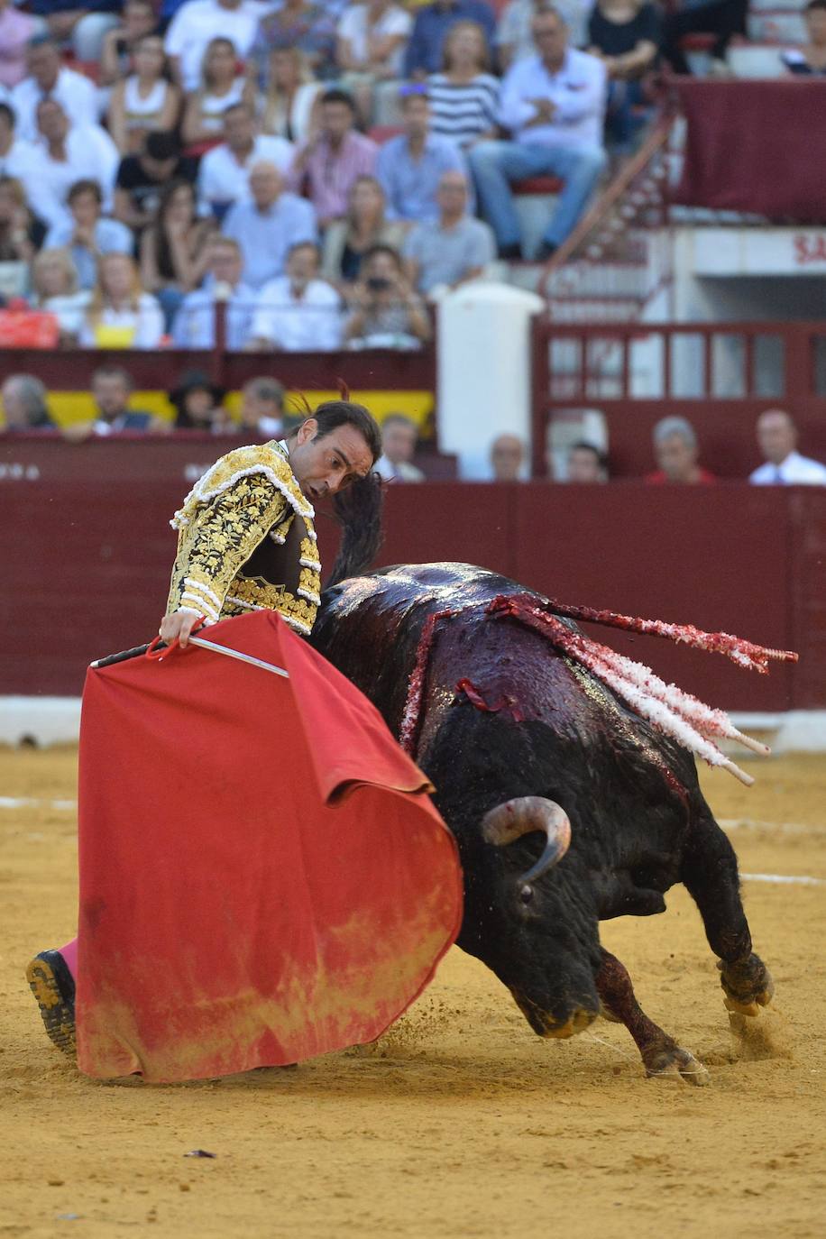 Enrique Ponce se marcha con un trofeo en la corrida del marte de la Feria de Murcia.