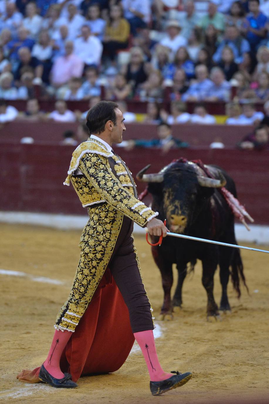 Enrique Ponce se marcha con un trofeo en la corrida del marte de la Feria de Murcia.