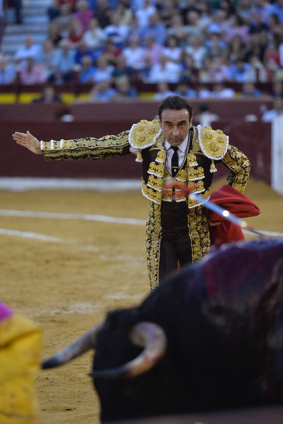 Enrique Ponce se marcha con un trofeo en la corrida del marte de la Feria de Murcia.