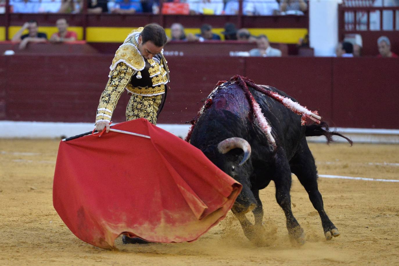 Enrique Ponce se marcha con un trofeo en la corrida del marte de la Feria de Murcia.