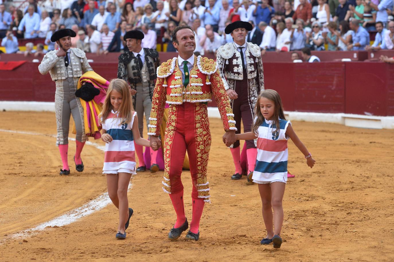 Enrique Ponce se marcha con un trofeo en la corrida del marte de la Feria de Murcia.