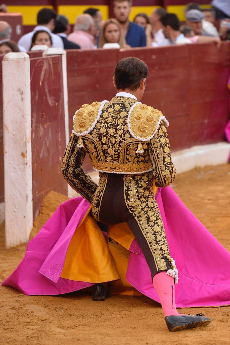 Enrique Ponce se marcha con un trofeo en la corrida del marte de la Feria de Murcia.