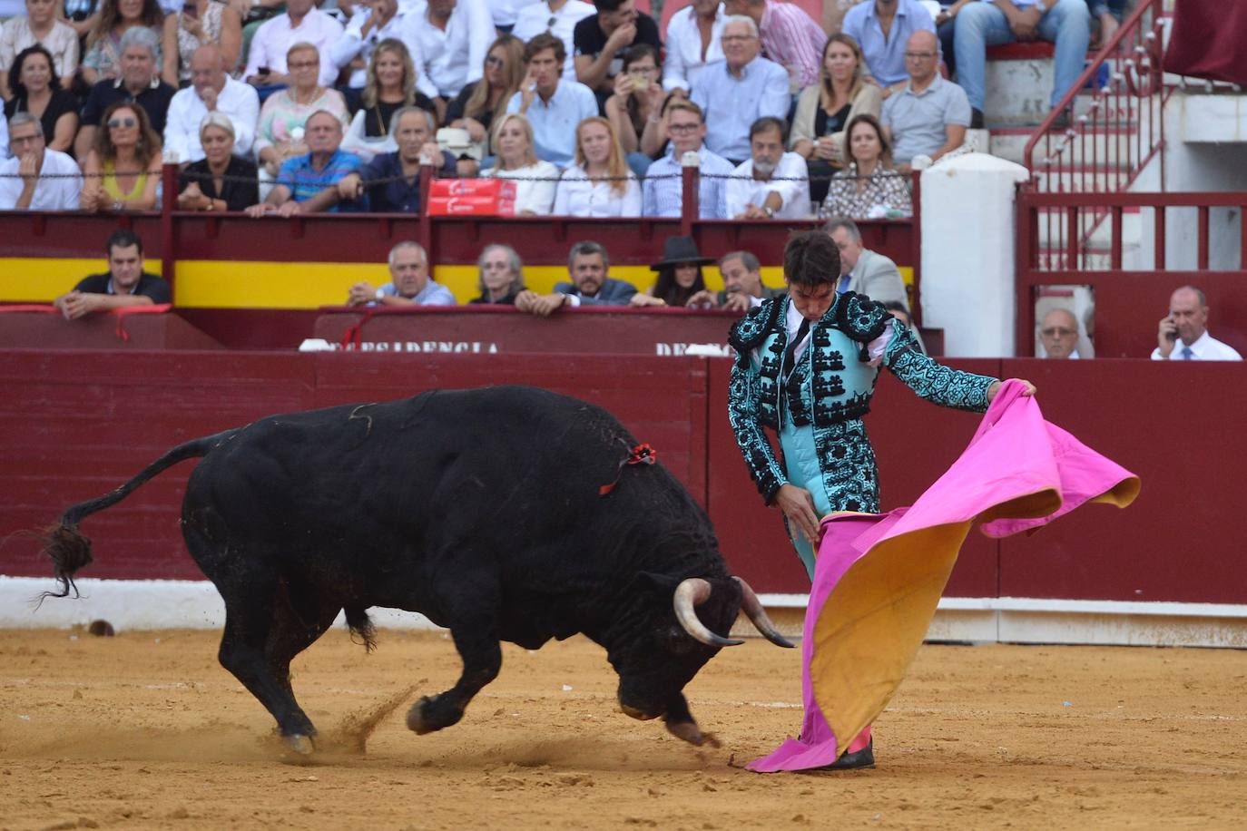 Enrique Ponce se marcha con un trofeo en la corrida del marte de la Feria de Murcia.