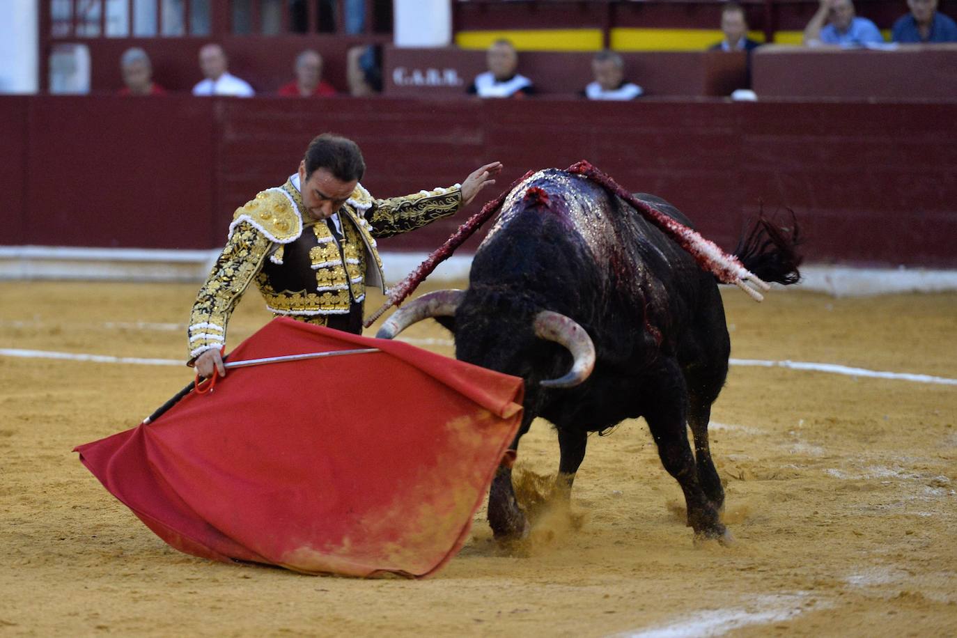 Enrique Ponce se marcha con un trofeo en la corrida del marte de la Feria de Murcia.