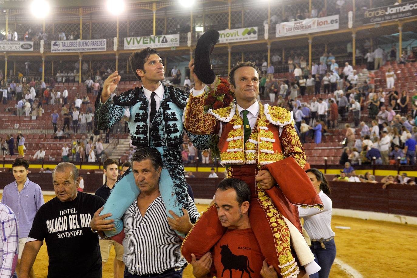 Enrique Ponce se marcha con un trofeo en la corrida del marte de la Feria de Murcia.