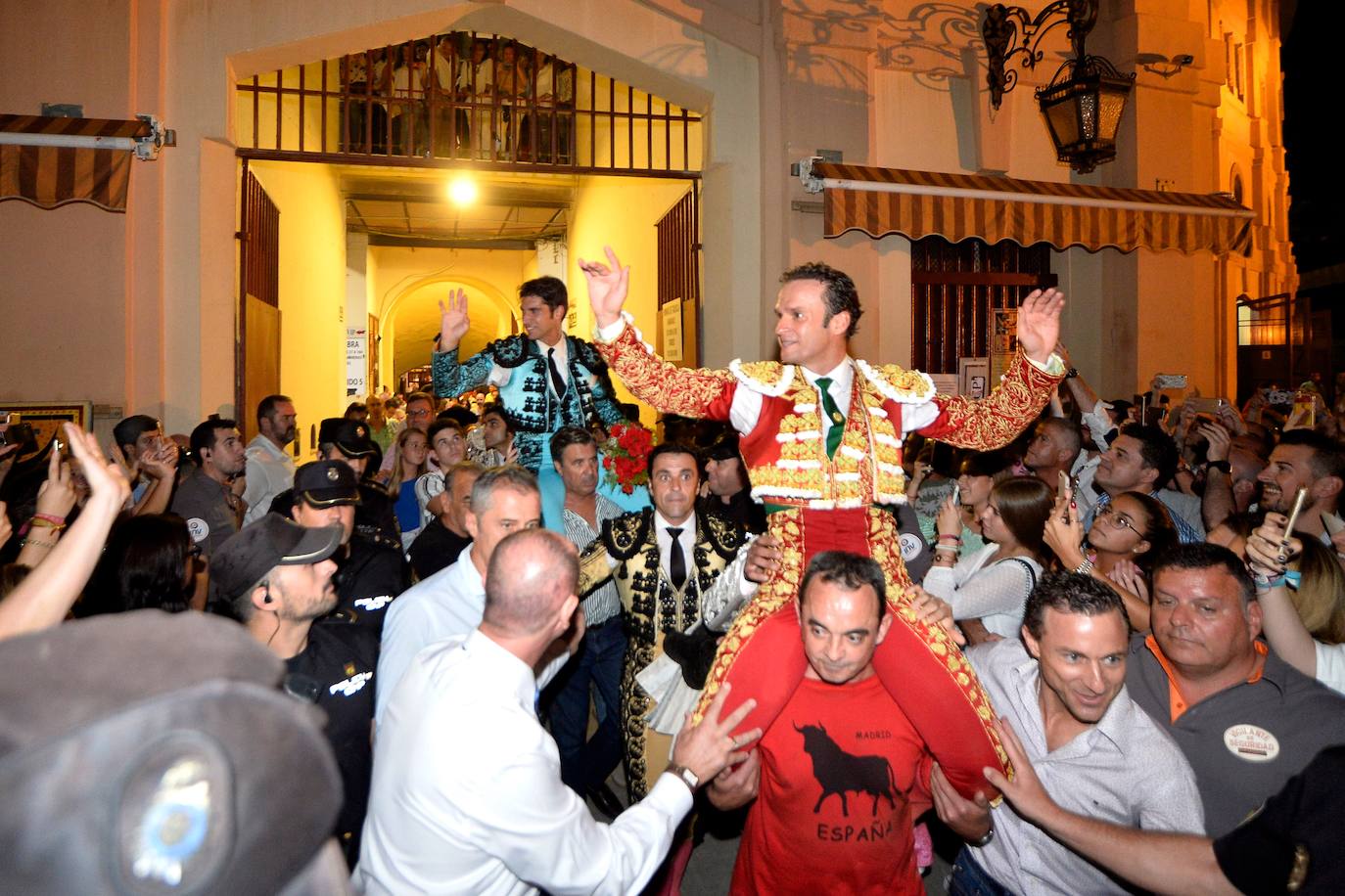 Enrique Ponce se marcha con un trofeo en la corrida del marte de la Feria de Murcia.