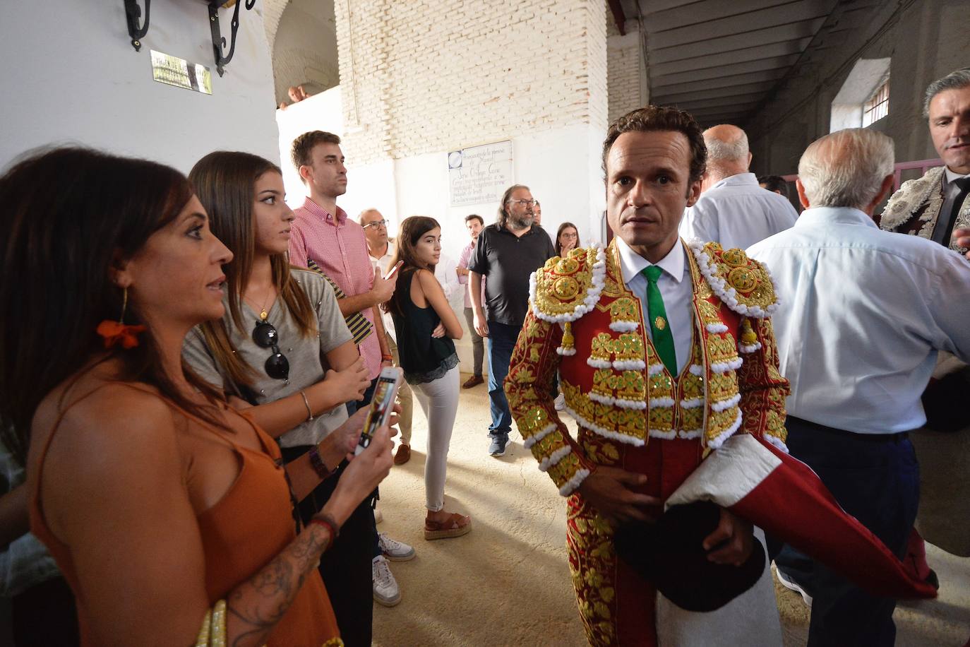 Claudia y Valeria acompañaron al torero mallorquín Antonio Ferrera, gran amigo del murciano, que no se despegó de su lado en el hospital en su convalecencia en Pamplona