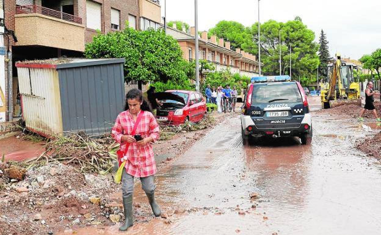 Una mujer camina entre el barro en una de las calles anegadas en Santo Ángel, el pasado viernes.