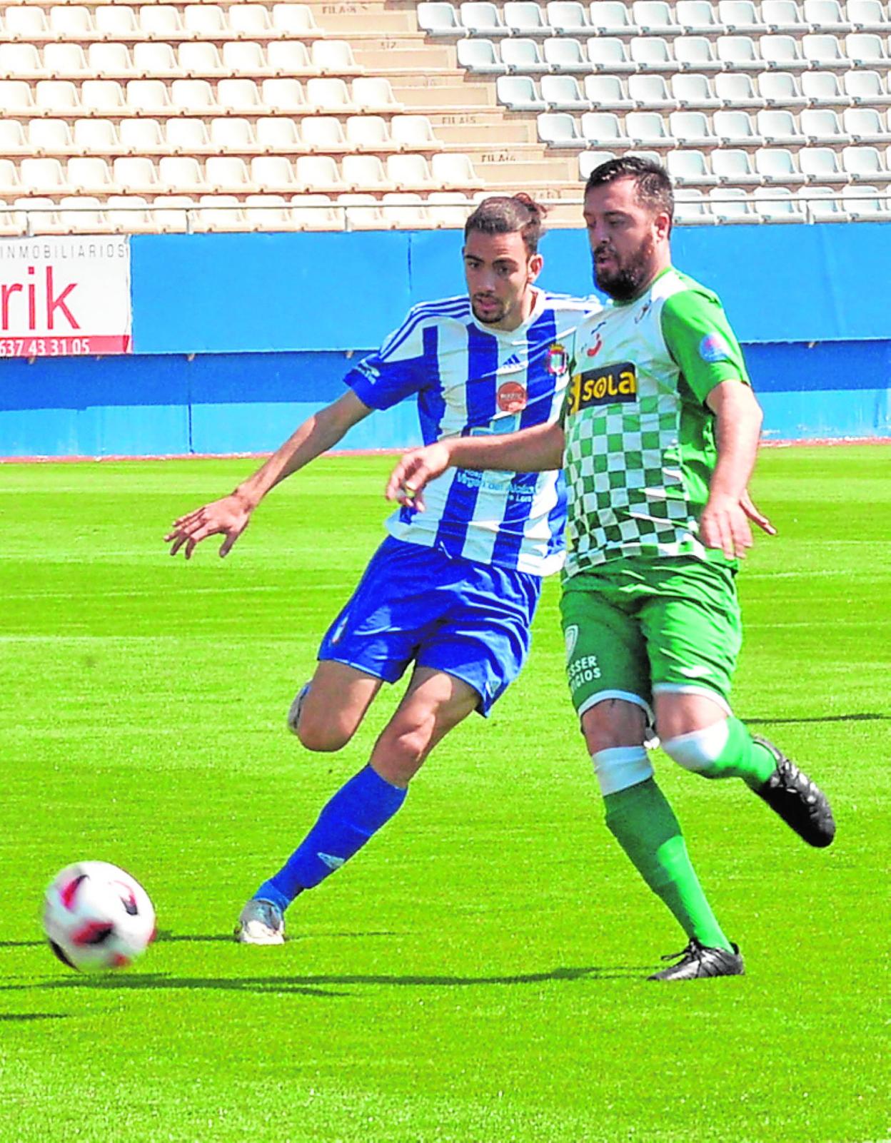 Jugada de un partido del Lorca Deportiva en el Artés . 