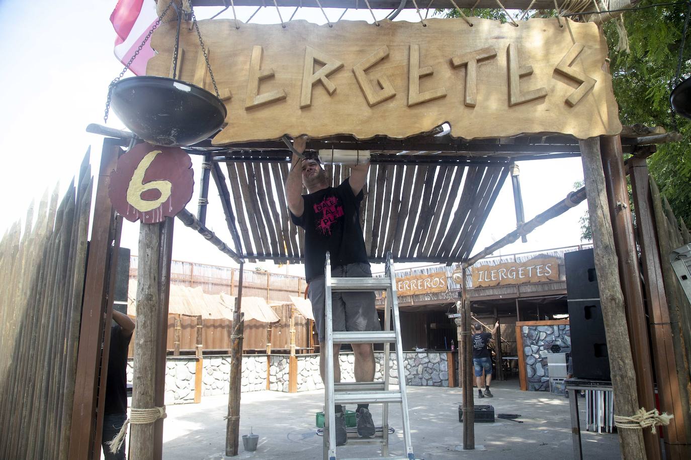 Tropas y legiones equipan sus cuarteles para la fiesta