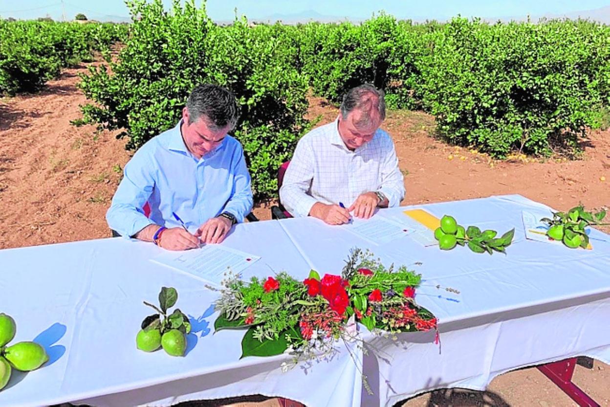 Miguel Ángel del Amor y Julián Díaz, en una jornada en el Centro de Demostración Agraria de Purias. 