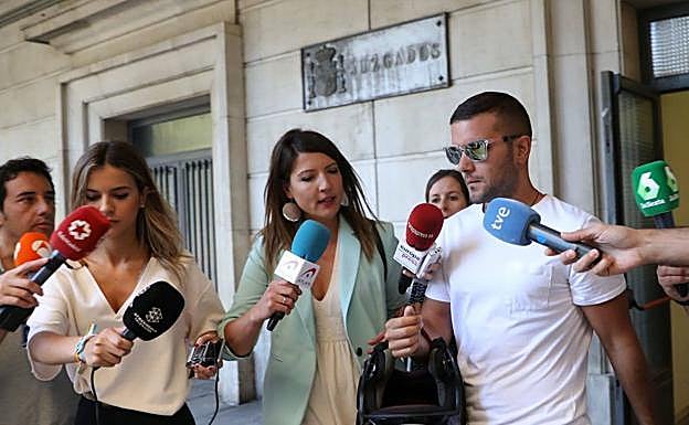 Ángel Boza sale de los juzgados de Sevilla. 