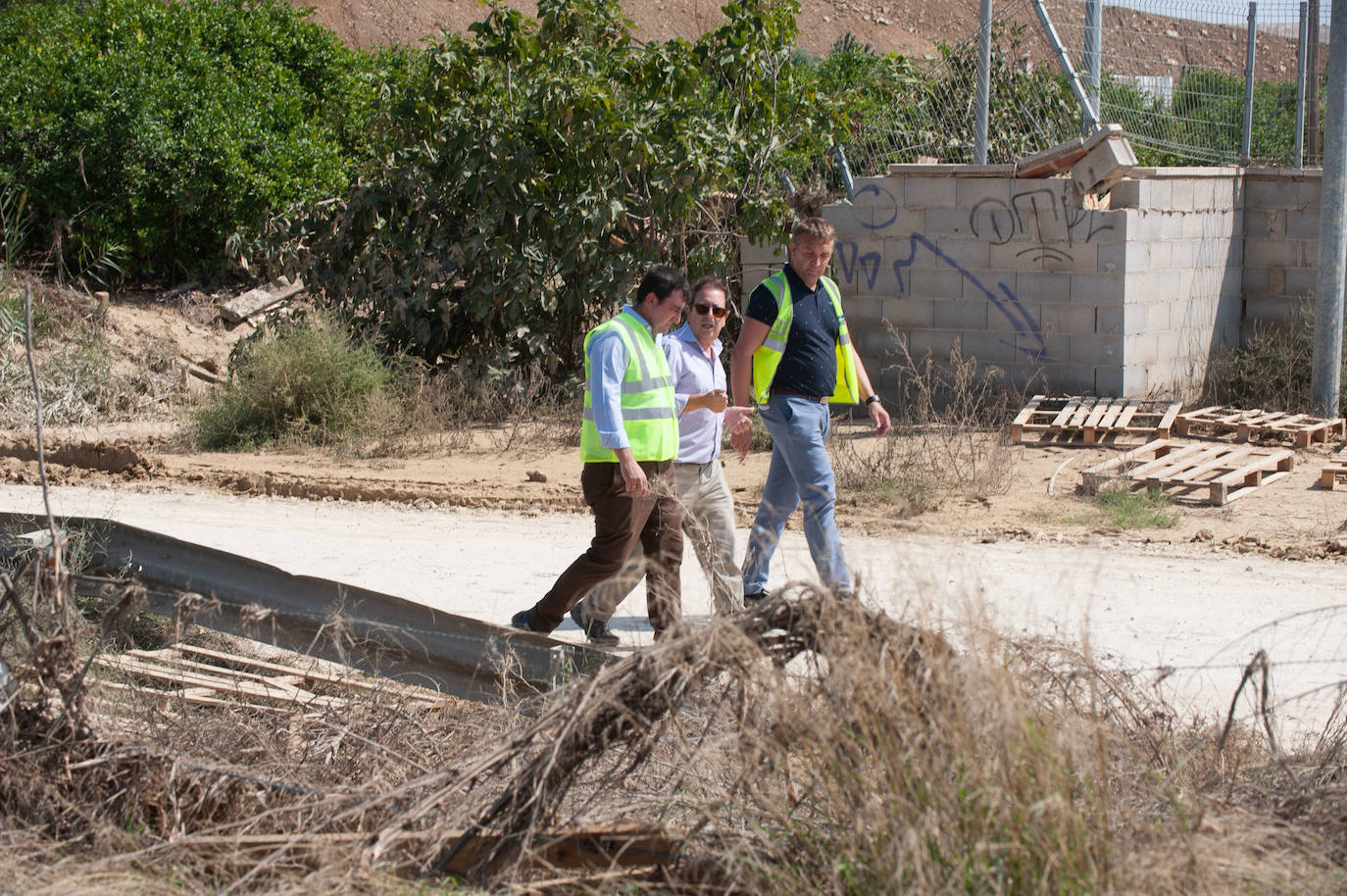 Denuncian que las vías están construidas sobre el cauce de la rambla de Tabala y que la obra multiplica la gravedad de los efectos de las lluvias.