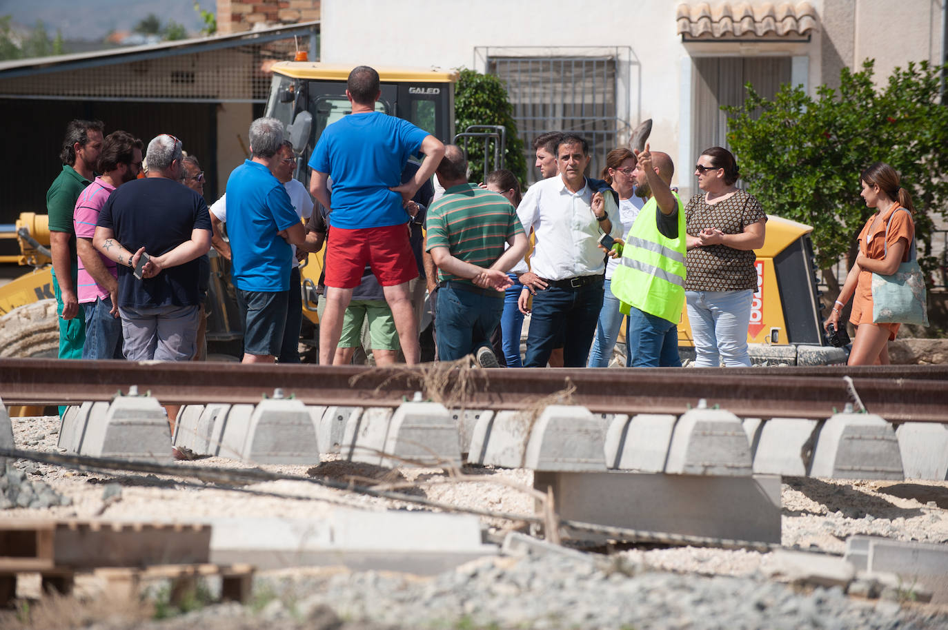 Denuncian que las vías están construidas sobre el cauce de la rambla de Tabala y que la obra multiplica la gravedad de los efectos de las lluvias.