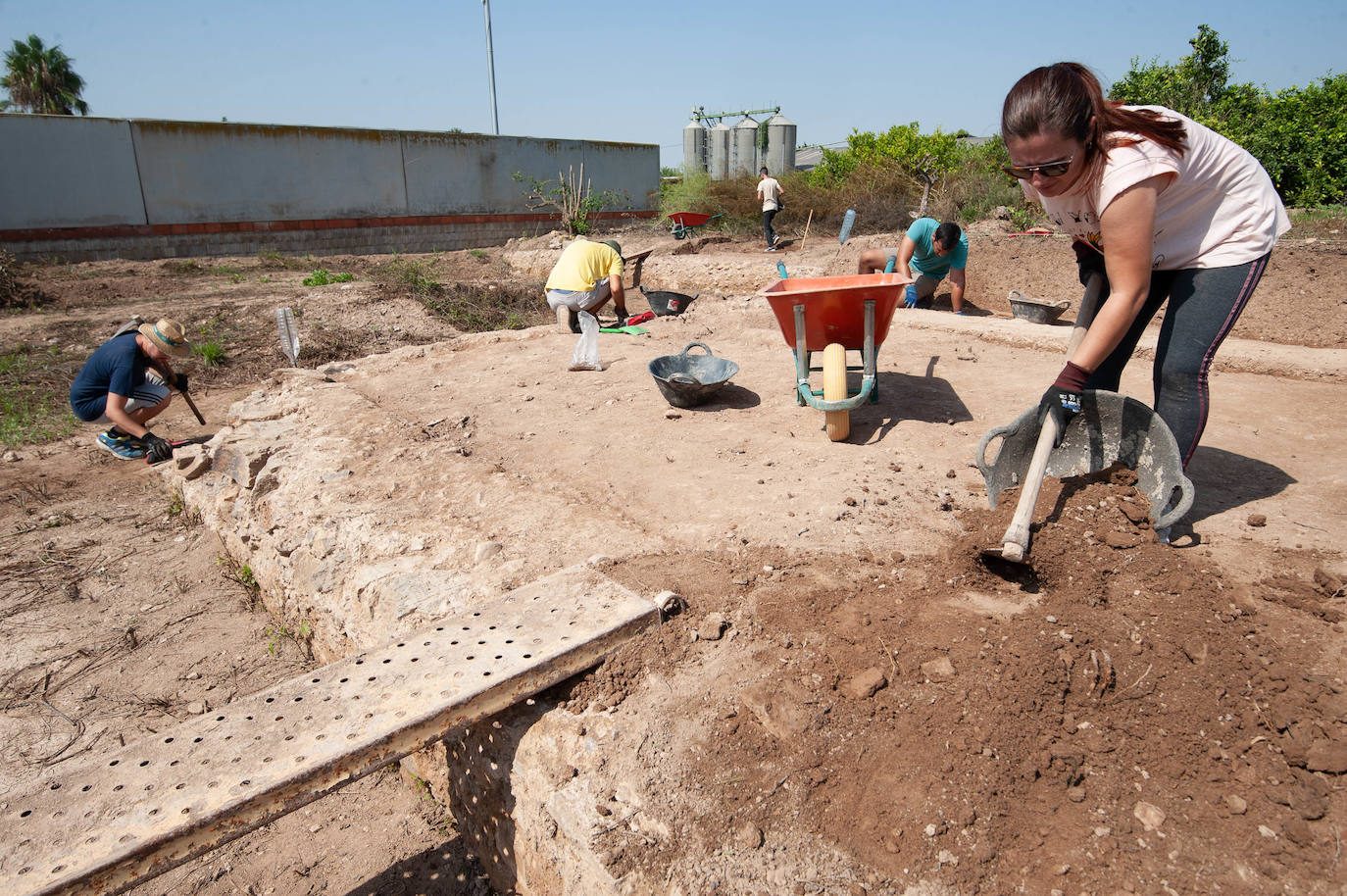 Un grupo de veinte arqueólogos comenzó a principios de este mes con los nuevos trabajos de excavación que continúan estudiando el Castillejo de Monteagudo