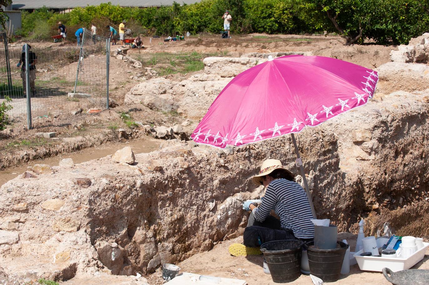 Un grupo de veinte arqueólogos comenzó a principios de este mes con los nuevos trabajos de excavación que continúan estudiando el Castillejo de Monteagudo
