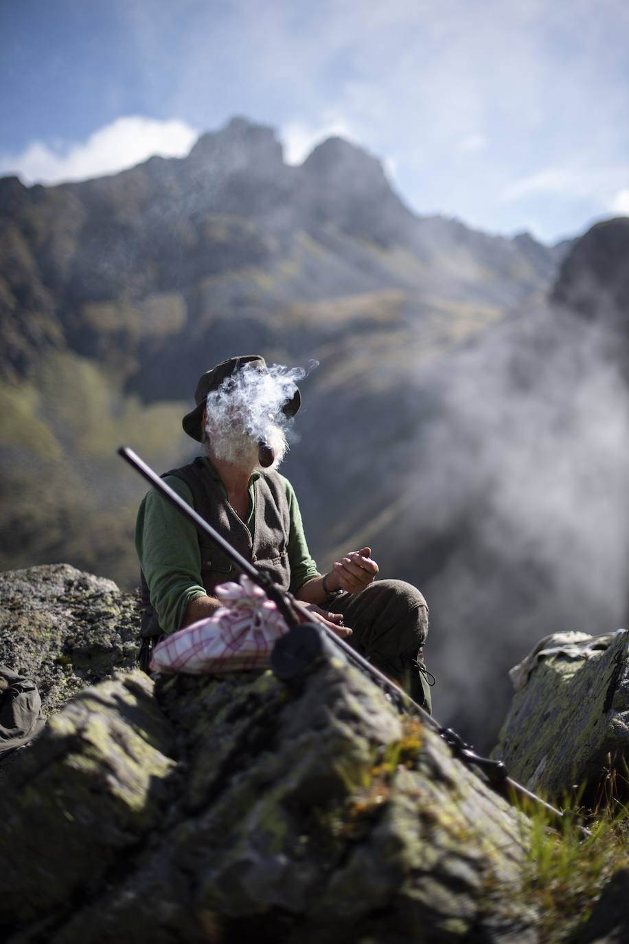 El cazador Peter Marugg y su perro Fjura caminan por el monte de Klosters (Suiza) a la caza de rebecos, en la que participan unos 5.500 cazadores al ser esta una larga tradición en el cantón de los Grisones. Marugg, de 69 años, se dedica a esta actividad desde 1970.