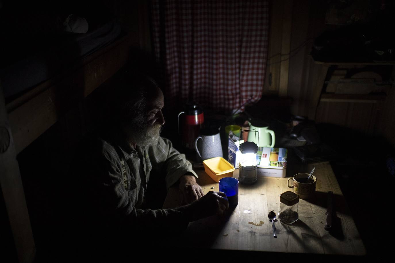 El cazador Peter Marugg y su perro Fjura caminan por el monte de Klosters (Suiza) a la caza de rebecos, en la que participan unos 5.500 cazadores al ser esta una larga tradición en el cantón de los Grisones. Marugg, de 69 años, se dedica a esta actividad desde 1970.