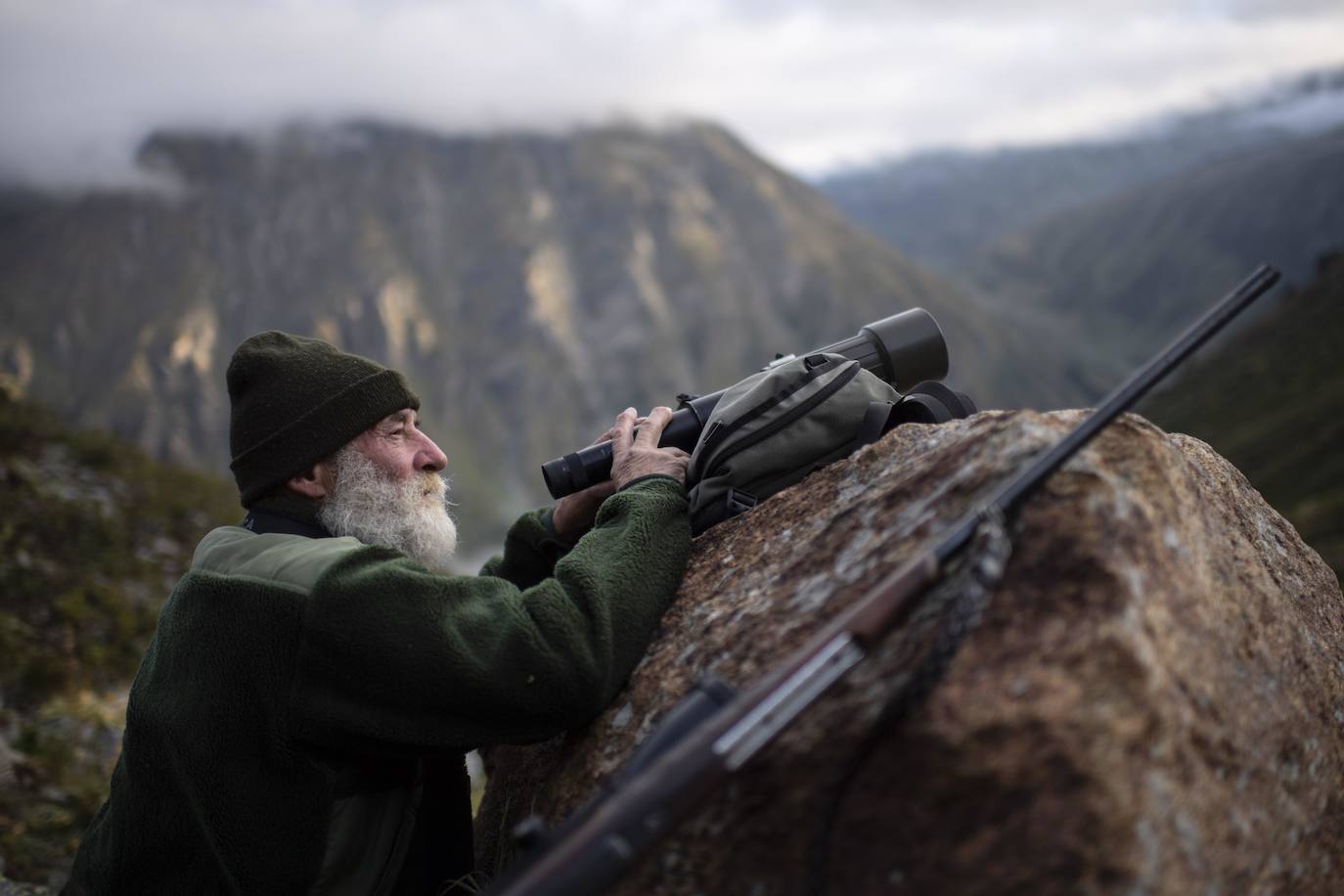 El cazador Peter Marugg y su perro Fjura caminan por el monte de Klosters (Suiza) a la caza de rebecos, en la que participan unos 5.500 cazadores al ser esta una larga tradición en el cantón de los Grisones. Marugg, de 69 años, se dedica a esta actividad desde 1970.