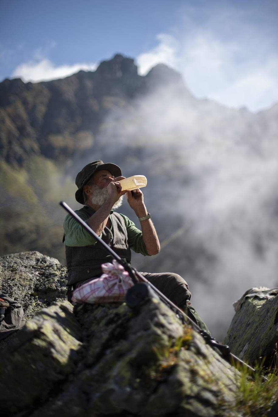 El cazador Peter Marugg y su perro Fjura caminan por el monte de Klosters (Suiza) a la caza de rebecos, en la que participan unos 5.500 cazadores al ser esta una larga tradición en el cantón de los Grisones. Marugg, de 69 años, se dedica a esta actividad desde 1970.