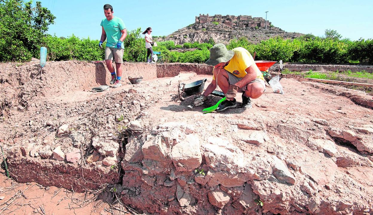 El grupo de arqueólogos continúa con las excavaciones en uno de los muros de la alberca encontrada. 