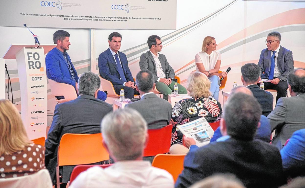 Djamil Kahale, Juan Luis Pedreño, Pedro García Trenza y Laura Correa Mendióroz, durante la mesa redonda moderada por Gregorio Mármol. 