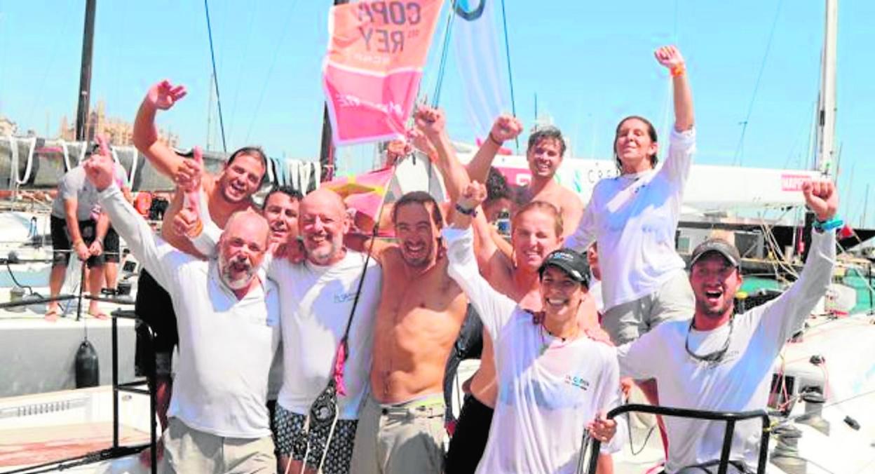 Tripulación de 'El Carmen', el 3 de agosto, celebrando su victoria en la Copa del Rey. 