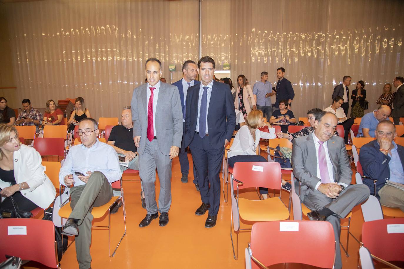 El Foro Ciclo de Conferencias La Verdad-COEC, celebrado ayer en el Auditorio y Palació de Congresos El Batel, en Cartagena, trató de arrojar luz acerca de los procesos de transformación digital que debe afrontar el empresariado con celeridad.