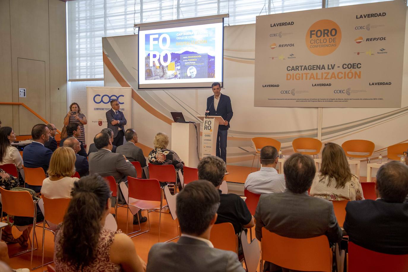 El Foro Ciclo de Conferencias La Verdad-COEC, celebrado ayer en el Auditorio y Palació de Congresos El Batel, en Cartagena, trató de arrojar luz acerca de los procesos de transformación digital que debe afrontar el empresariado con celeridad.