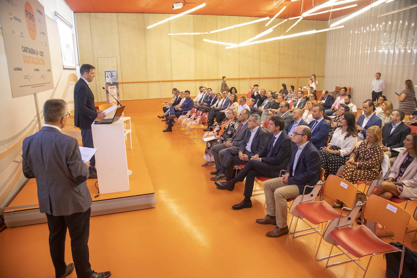 El Foro Ciclo de Conferencias La Verdad-COEC, celebrado ayer en el Auditorio y Palació de Congresos El Batel, en Cartagena, trató de arrojar luz acerca de los procesos de transformación digital que debe afrontar el empresariado con celeridad.