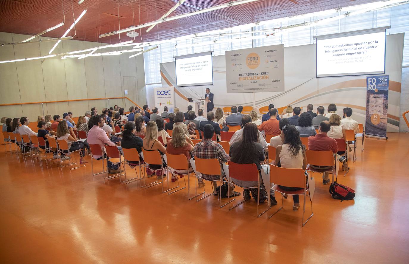 El Foro Ciclo de Conferencias La Verdad-COEC, celebrado ayer en el Auditorio y Palació de Congresos El Batel, en Cartagena, trató de arrojar luz acerca de los procesos de transformación digital que debe afrontar el empresariado con celeridad.