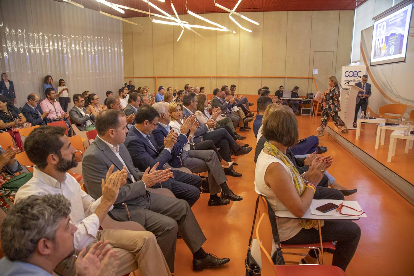 El Foro Ciclo de Conferencias La Verdad-COEC, celebrado ayer en el Auditorio y Palació de Congresos El Batel, en Cartagena, trató de arrojar luz acerca de los procesos de transformación digital que debe afrontar el empresariado con celeridad.