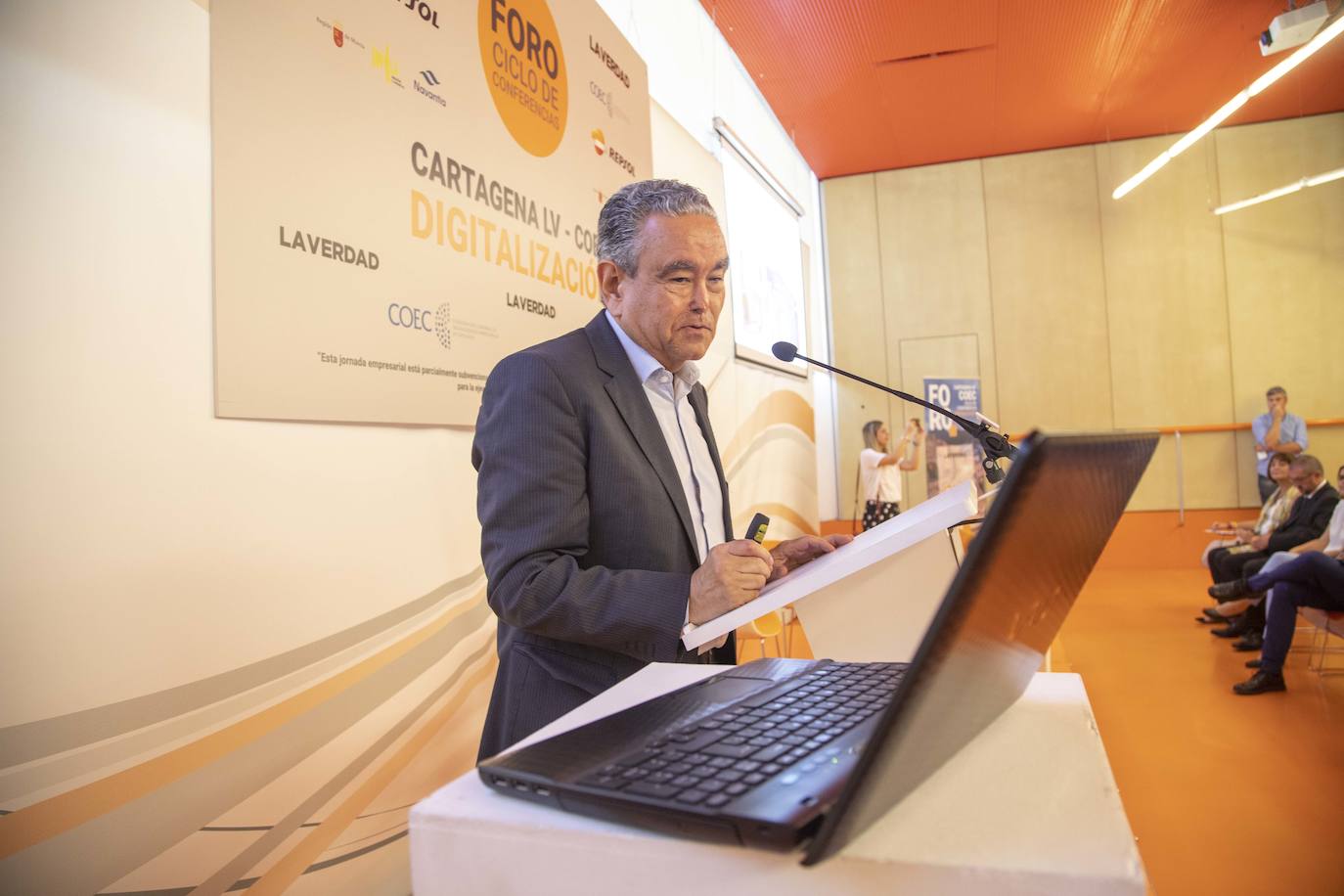 El Foro Ciclo de Conferencias La Verdad-COEC, celebrado ayer en el Auditorio y Palació de Congresos El Batel, en Cartagena, trató de arrojar luz acerca de los procesos de transformación digital que debe afrontar el empresariado con celeridad.