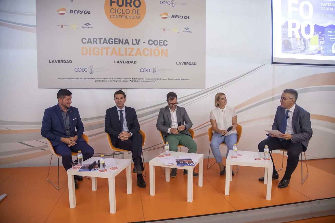 El Foro Ciclo de Conferencias La Verdad-COEC, celebrado ayer en el Auditorio y Palació de Congresos El Batel, en Cartagena, trató de arrojar luz acerca de los procesos de transformación digital que debe afrontar el empresariado con celeridad.