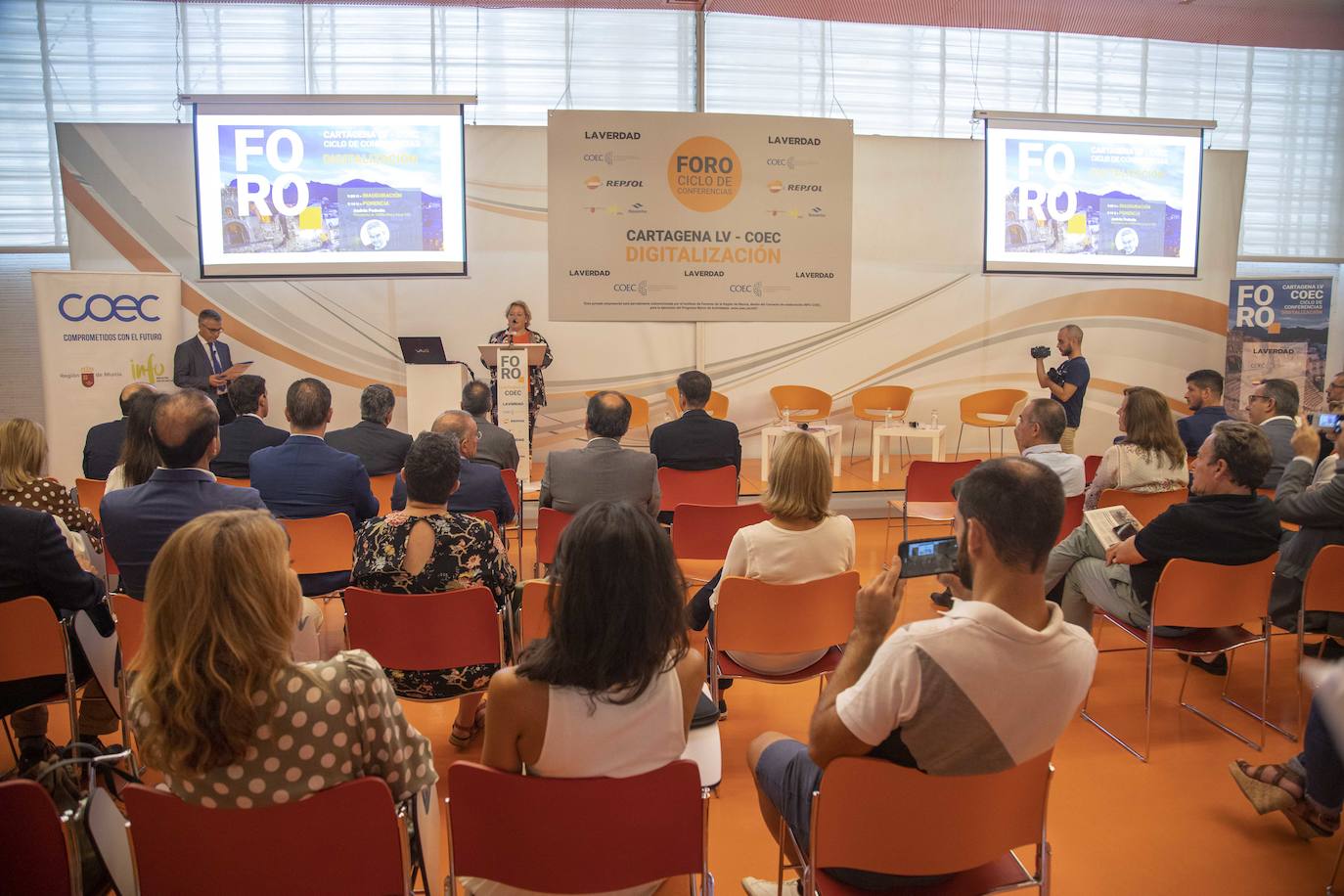 El Foro Ciclo de Conferencias La Verdad-COEC, celebrado ayer en el Auditorio y Palació de Congresos El Batel, en Cartagena, trató de arrojar luz acerca de los procesos de transformación digital que debe afrontar el empresariado con celeridad.