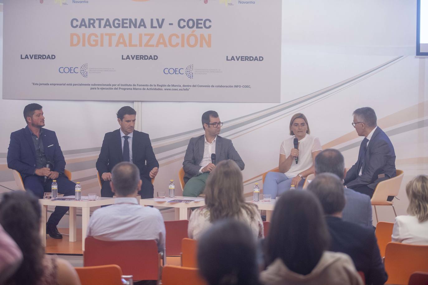 El Foro Ciclo de Conferencias La Verdad-COEC, celebrado ayer en el Auditorio y Palació de Congresos El Batel, en Cartagena, trató de arrojar luz acerca de los procesos de transformación digital que debe afrontar el empresariado con celeridad.