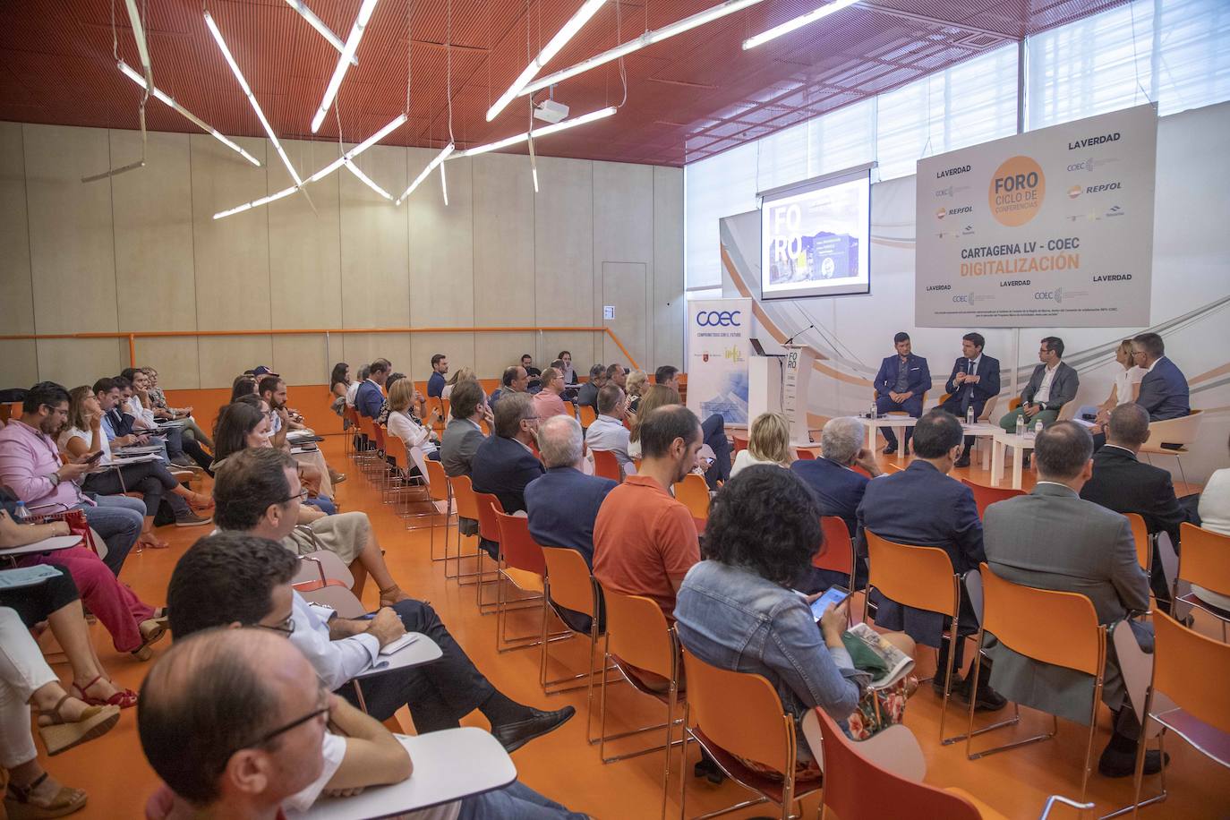El Foro Ciclo de Conferencias La Verdad-COEC, celebrado ayer en el Auditorio y Palació de Congresos El Batel, en Cartagena, trató de arrojar luz acerca de los procesos de transformación digital que debe afrontar el empresariado con celeridad.